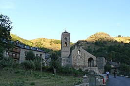 Vista de Durro, con la iglesia en primer término.