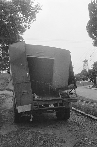 File:Een vernielde vrachtwagen of mobiele kantine in Fort de Kock, Bestanddeelnr 3194.jpg