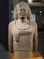 Standbeeld van Egyptische man in Perzische kostuum uit 343-332 v.Chr.