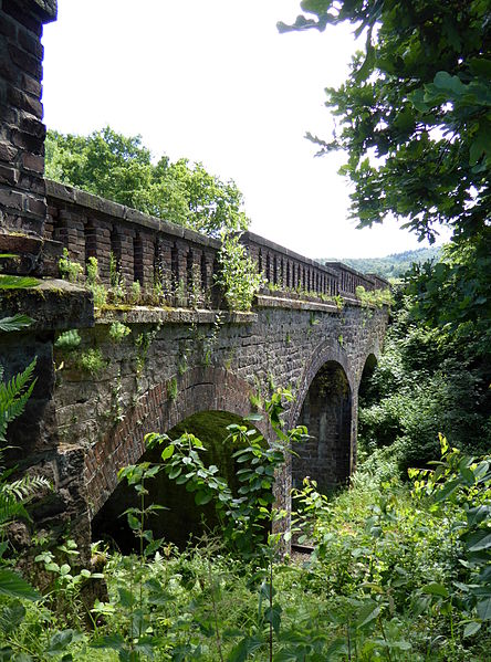 File:Eisenbahnbruecke Volpriehausen Boenigsbreite.jpg