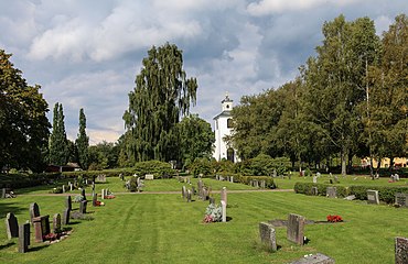 Kyrkan och kyrkogården.