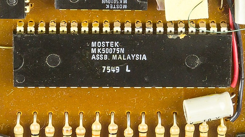 File:Electronic calculator Privileg SR 54 NC - Mostek MK50075N-2330.jpg