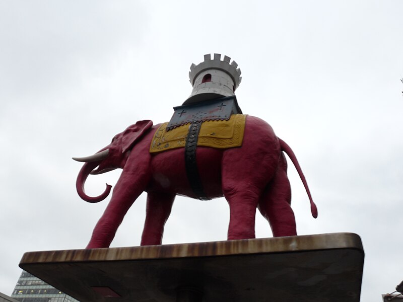 File:Elephant and Castle statue in March 2011.jpg