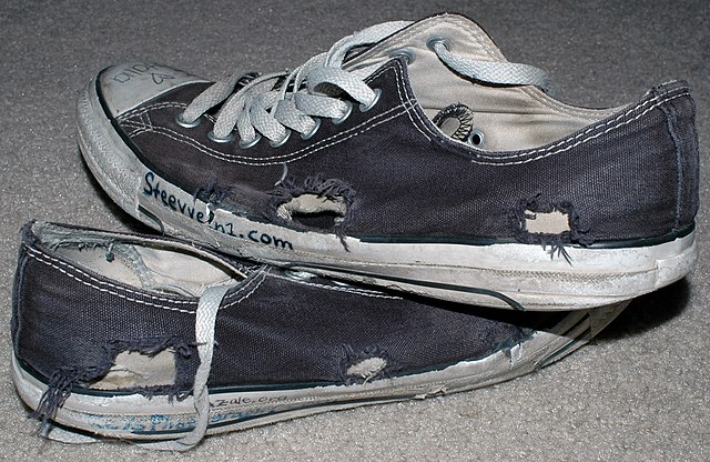 File:Emo beat up chuck taylor all star converse.jpg - Wikipedia