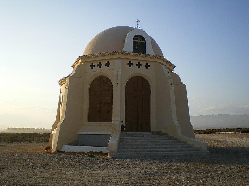 https://upload.wikimedia.org/wikipedia/commons/thumb/b/bd/Ermita_de_Torregarcía.jpg/800px-Ermita_de_Torregarcía.jpg