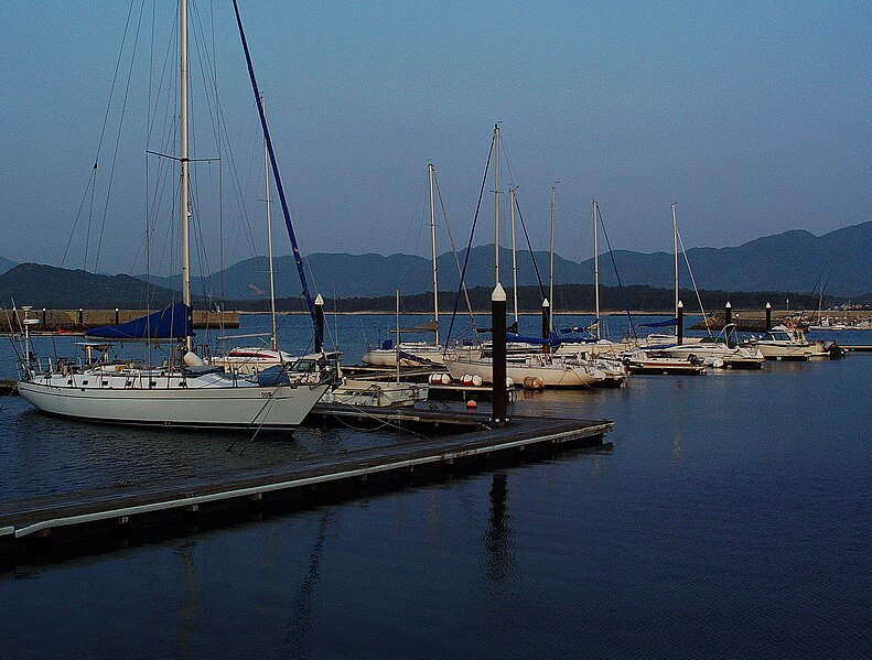 File:Evening of the yacht harbor ヨットハーバーの夕べ - panoramio.jpg