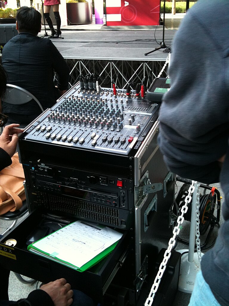 File:FOH, AKIBA ICHI Live Concert, 2010-05-03.jpg - Wikipedia