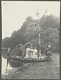 Miniatuur voor Bestand:Familie Kessler in versierde boot in de vijver op Landgoed De Paauw, RP-F-2007-12-16.jpg