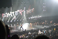 Christina Aguilera (en el centro) durante la interpretación de «Fighter» en la gira Back to Basics World Tour.