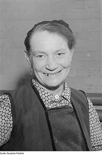 File:Fotothek df roe-neg 0006536 035 Portrait von Margarete Rupp, einer Arbeiterin in.jpg