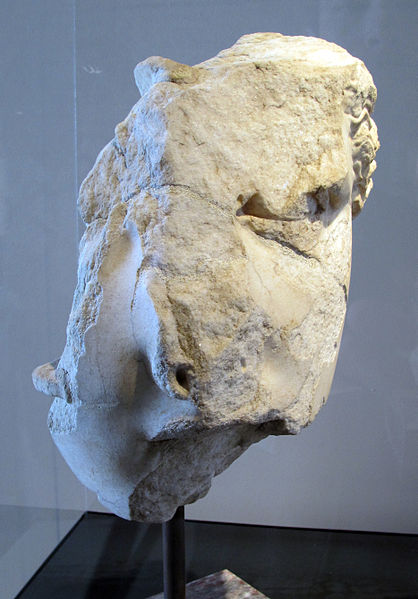 File:Frammento della testa dell'apollo palatino, età augustea (museo palatino).JPG