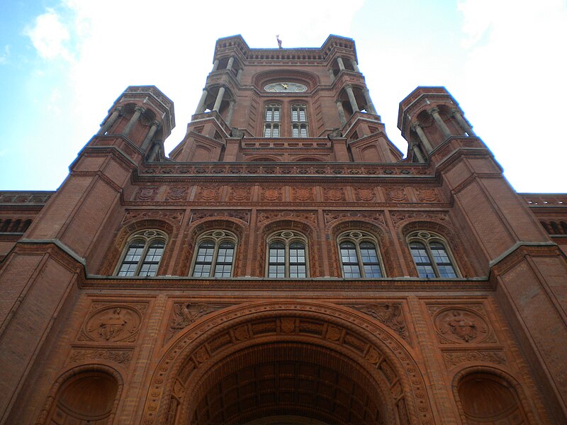 File:From Below of Rotes Rathaus.jpg