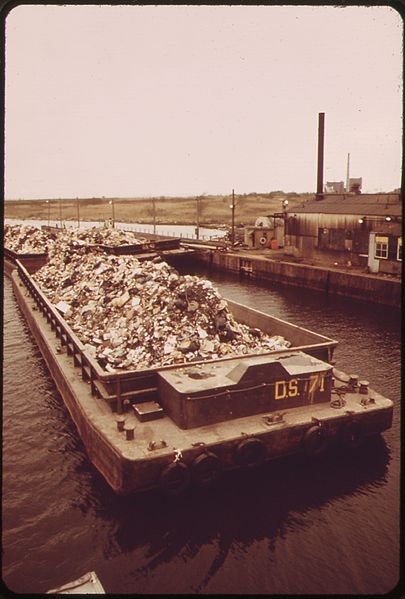 405px-GARBAGE_SCOW_AT_FRESH_KILLS_ON_STATEN_ISLAND_READY_FOR_UNLOADING._WASTE_IS_USED_FOR_LANDFILL_-_NARA_-_548366.jpg