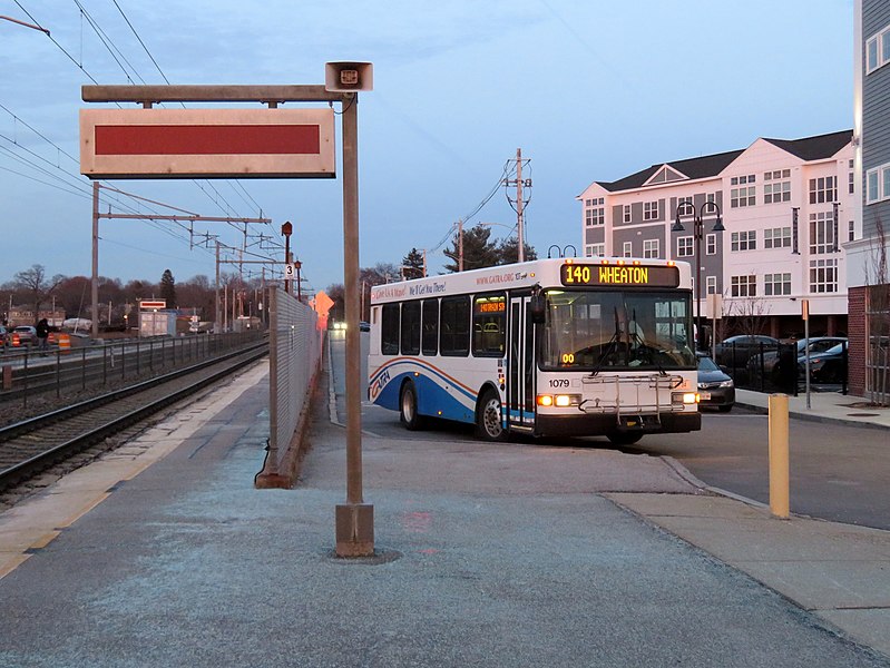 File:GATRA route 140 bus at Mansfield station, December 2018.JPG