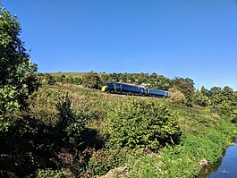 Stroud.jpg ішіндегі каналдың жанындағы Алтын алқап сызығындағы GWR класс 800