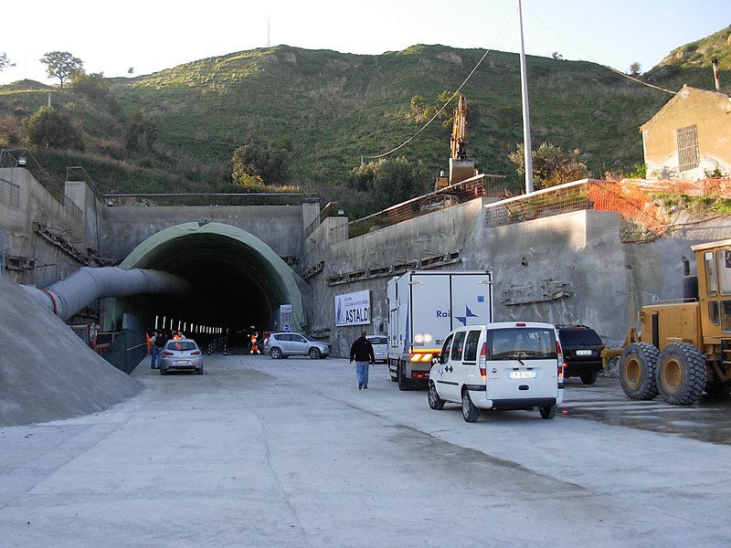 File:Galleria Santa Maria - panoramio.jpg