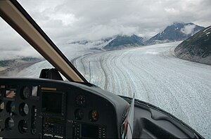 Meade-Gletscher (rechts) vereinigt sich mit einem Nebengletscher knapp 11 km oberhalb des unteren Gletscherendes