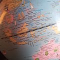 Auf diesem Globus zeigt man, wie der Äquator durch Indonesien geht.