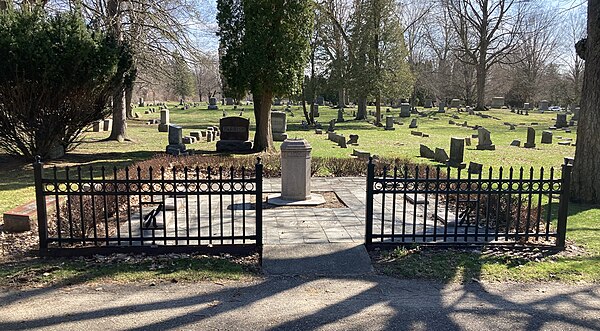 Kellogg's grave at Oak Hill Cemetery