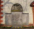 Gefallenendenkmal an der Evangelischen Pfarrkirche in Ilbeshausen, Aufnahme 2013