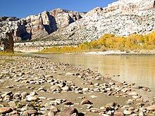 Il Green River scorre attraverso lo Split Mountain Canyon prima di lasciare il Dinosaur National Monument lungo un percorso tortuoso attraverso un'ampia pianura alluvionale irrigata