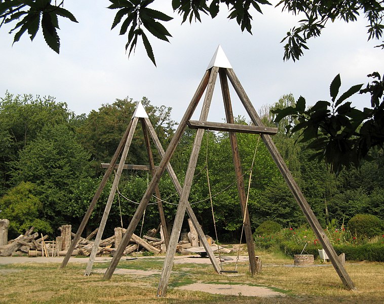 File:Große Simultanschaukel im Park von Schloss Freudenberg, Wiesbaden-Dotzheim.JPG