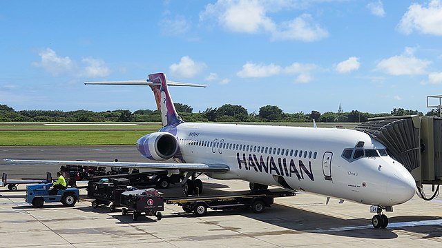 A Hawaiian Airlines Boeing 717 at the gate.