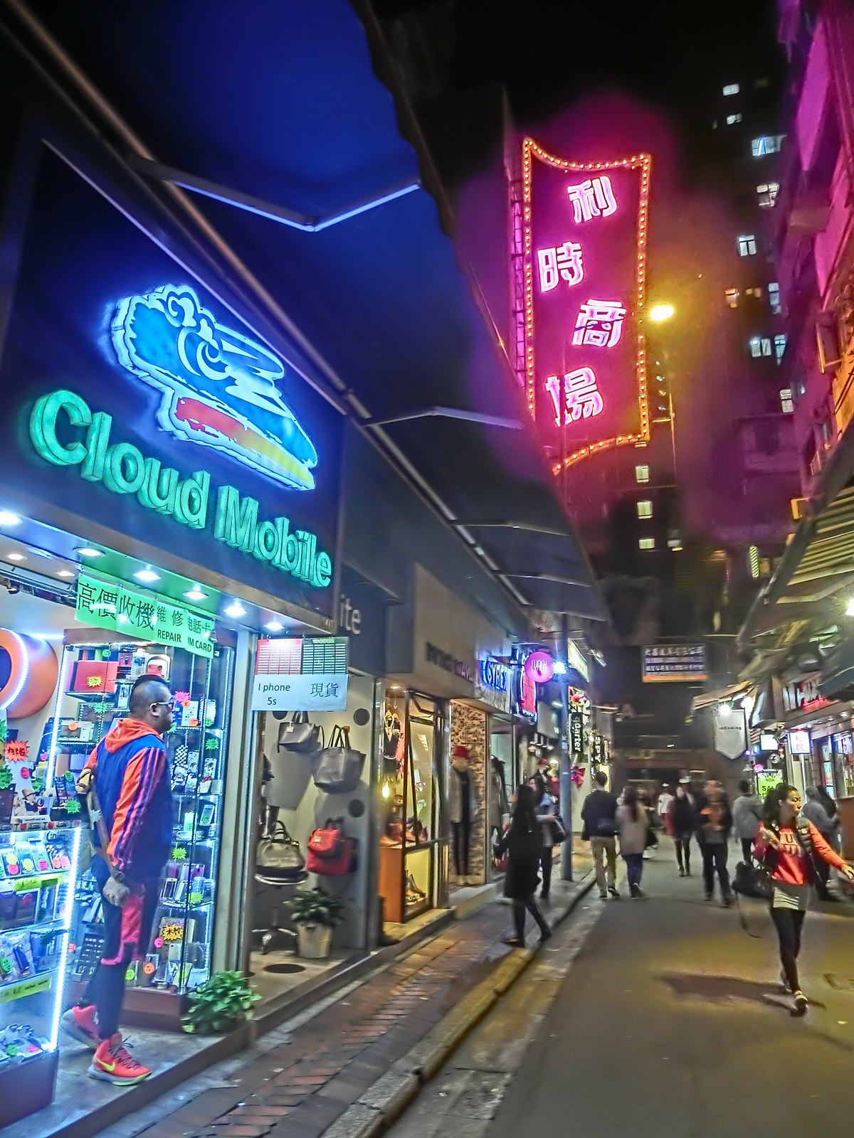 File:HK night 銅鑼灣 mall 香港時代廣場 Times Square 3rd floor shop