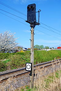Hl distant signal (repeater). Repeaters are marked by a white sign with a black circle.