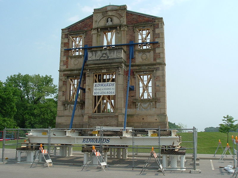 File:Heigold House facade being moved, Louisville 2007.jpg