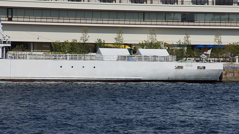 File:Helicopter deck of JCG Tosa(PL-08) left side view at Port of Kobe July 22, 2017.jpg