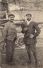 Henri Farman et son mécanicien Maurice Herbster en 1908.