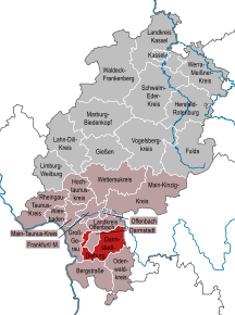 Amplasarea de Darmstadt-Dieburg (roșu închis) în Regierungsbezirk Darmstadt (roșu deschis) și în Hessa (gri)