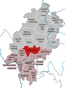 Amplasarea districtului Wetteraukreis (roșu închis) în Regierungsbezirk Darmstadt (roșu deschis) și în landul Hessa