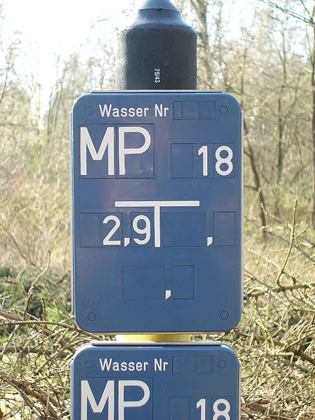 File:Hinweisschild-Messpunkt April-2009 SL270582.JPG