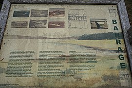 Panneau d'information sur l'histoire du lac, à proximité du barrage.