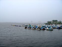 Берега Тай Хо (Западное озеро) с видом на богатые кварталы Ханоя.