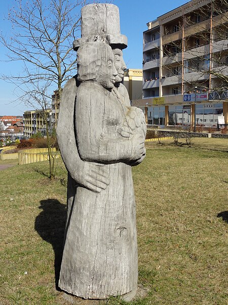 File:Holzskulptur Brautpaar Hartwig Stolper links.JPG