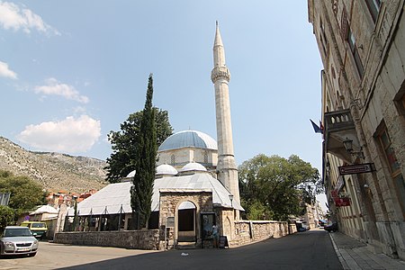 Trijem mostarske džamije; [jul 2012.]