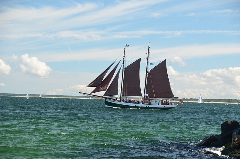 File:Impressionen von der 22. Hansesail 2012 (7764316816).jpg