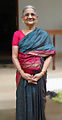 Eldre indisk kvinne med palluen festet i livet