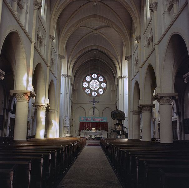 File:Interieur, overzicht middenschip naar het westen met hoogaltaar en preekstoel - Culemborg - 20375615 - RCE.jpg