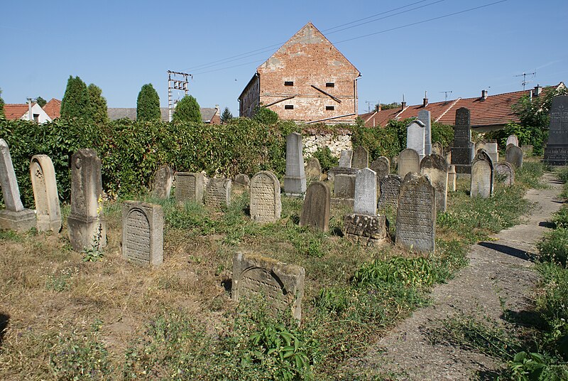 File:Jewish cemetery in Uherský Ostroh 11.JPG