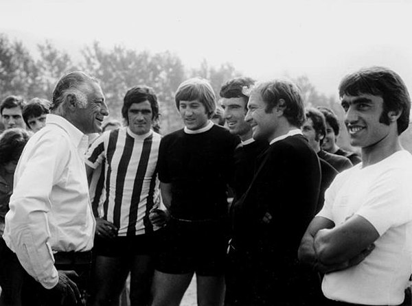 From left to right: Agnelli, investor and former chairman of Juventus, talks with some squad's footballers (Antonello Cuccureddu, Gianpietro Marchetti