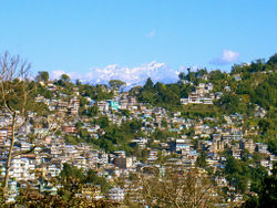 遠くの丘から見たカリンポンの町。 後方に見えるのはヒマラヤ山脈の山々。