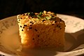 Khaman is een snack uit Gujarat, gemaakt van kikkererwten