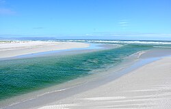 Klein River trifft Atlantik (Walker Bay, Südafrika 2014).jpg