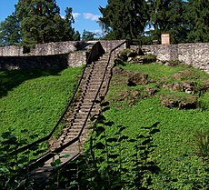 Kozí Hrádek, vstupní schodiště (rajattu).jpg