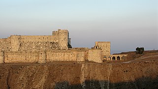 Krak des Chevaliers Crusader Castle at sunset, Syria.jpg