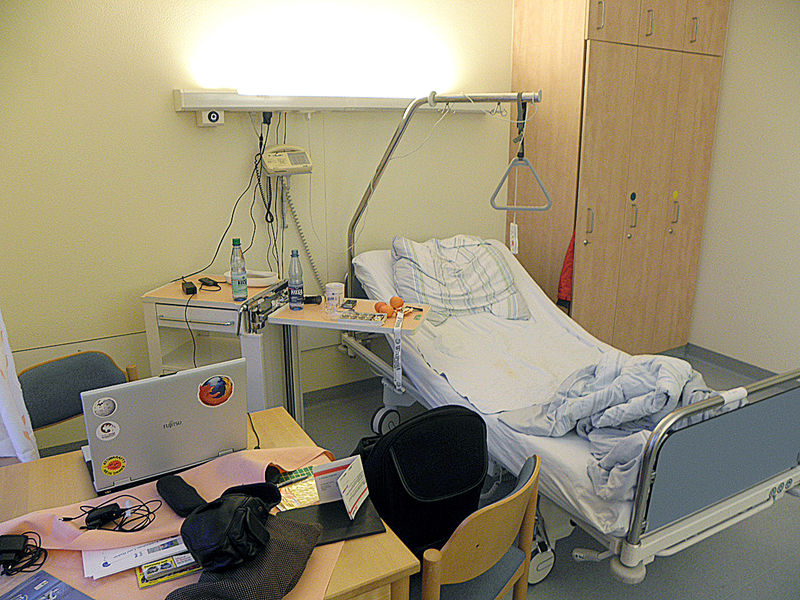 File:Krankenbett by-RaBoe 01.jpg